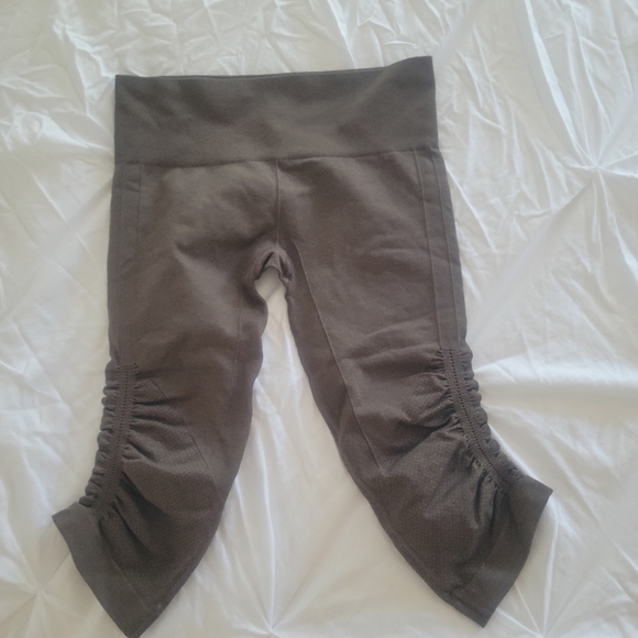 Lululemon Dark Brown Crop - Picture 5 of 7